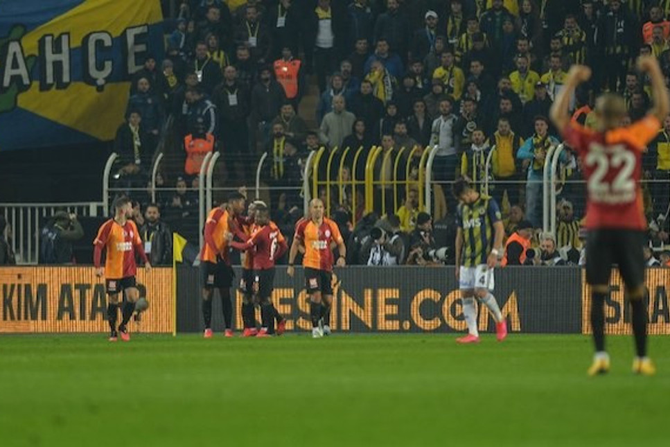Galatasaray, Fenerbahçe'yi 3-1 yenerek Kadıköy'de 21 yıl sonra galip geldi