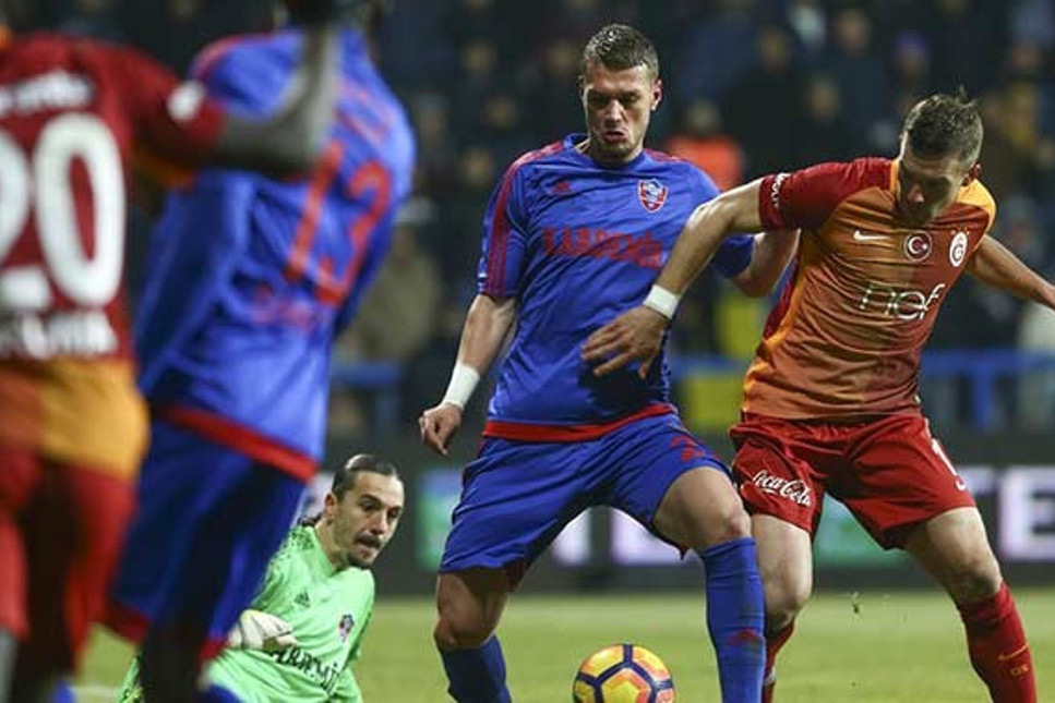 Galatasaray Karabük'ten çıkamadı: 3 gol, 1 kırmızı