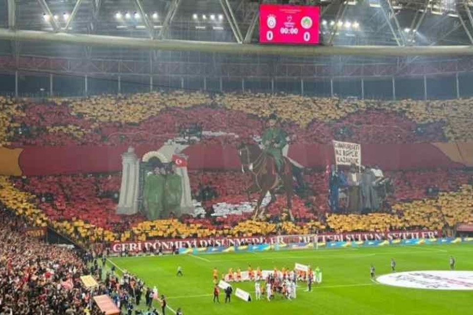 Galatasaray taraftarından 29 Ekim koreografisi