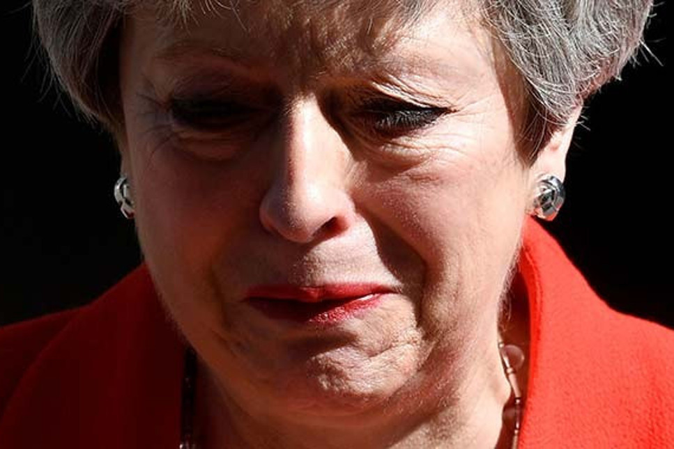 Gözyaşlarını tutamadı! İngiltere Başbakanı May istifa edeceğini açıkladı