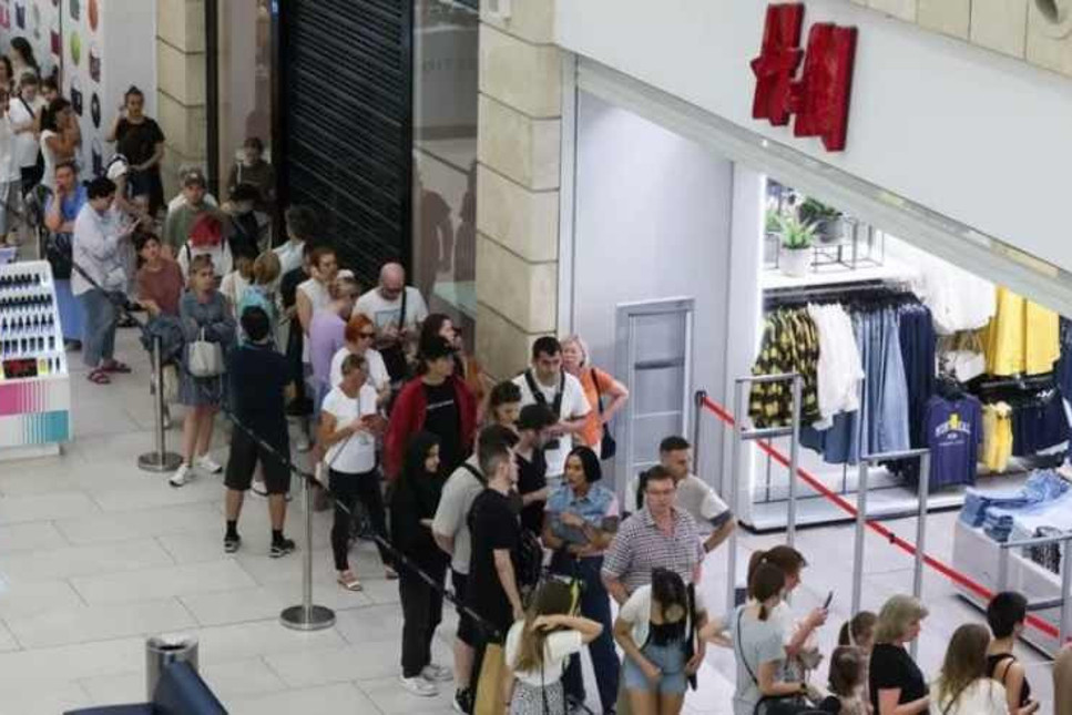 İsveçli H&M de Rusya’dan çıkıyor: Mağazaların önünde ‘kapanıyoruz’ kuyruğu