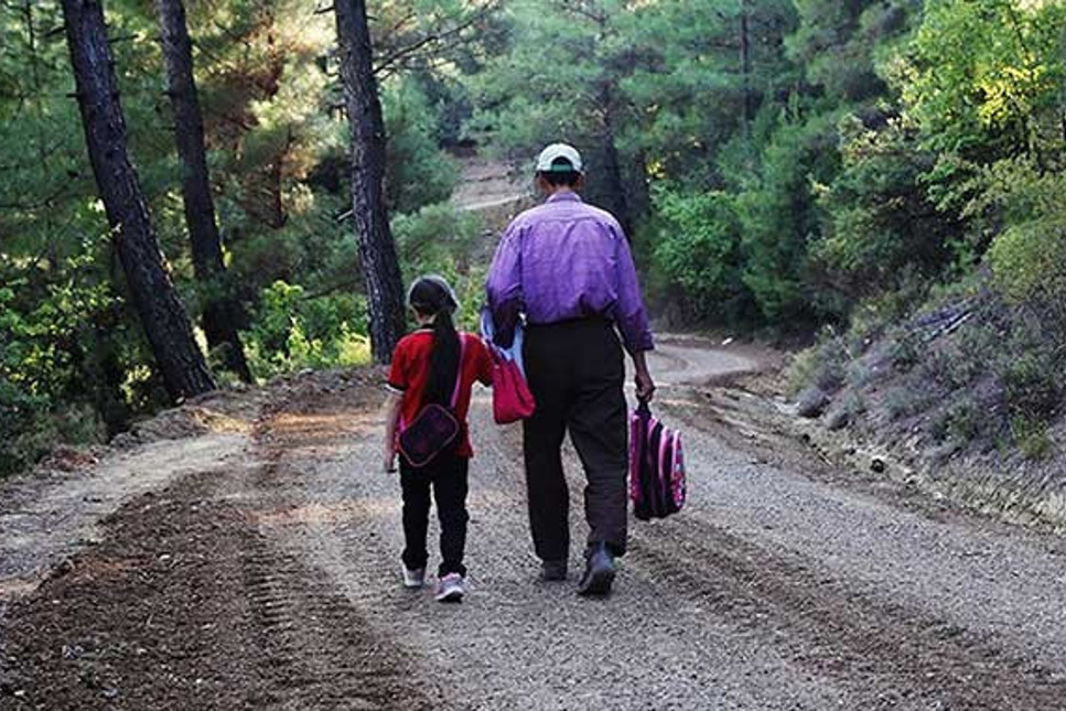 Haluk Levent'ten, kızı okula gidebilsin diye belediyenin yapmadığı yolu onaran babaya yardım eli