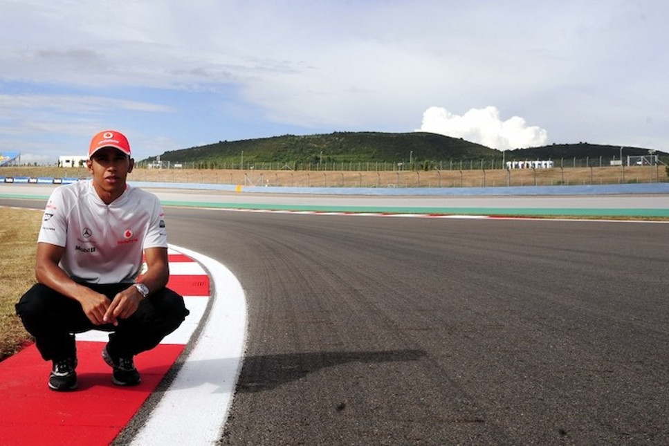 Lewis Hamilton, İstanbul Park'ta asfaltı ağlattı