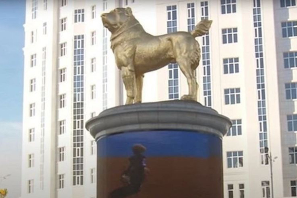 Hangi lider, köpeğinin altın heykelini diktirdi?