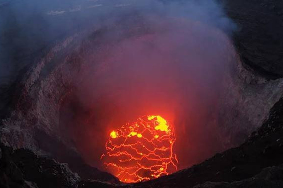 Hawaii'de aktif volkanın içine düşen Amerikalı turist yaralı kurtuldu