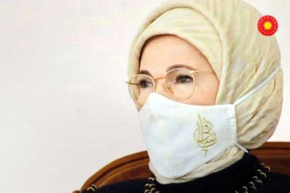 Herkes merak ediyor! Emine Erdoğan'ın maskesinde ne yazıyor?