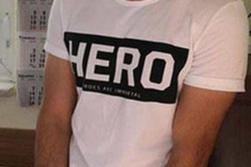 “Hero” yazılı tişört giyen 13 yaşındaki çocuk gözaltına alındı