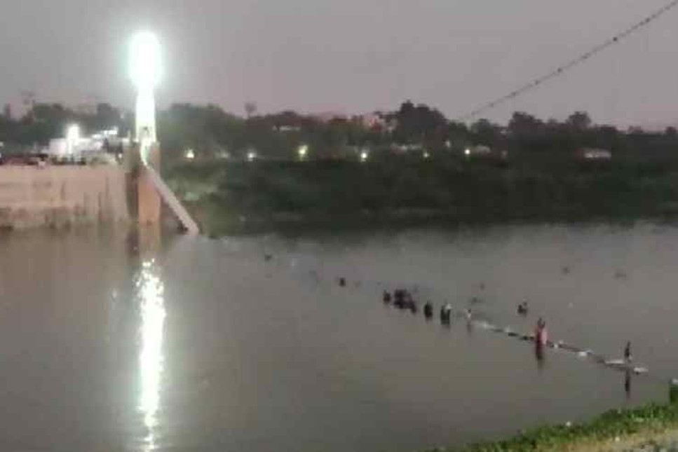 Hindistan'da köprü çöktü, 91 kişi hayatını kaybetti