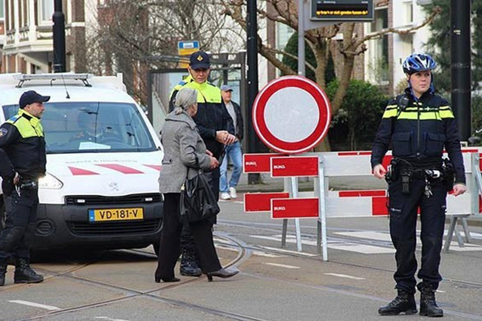 Hollanda'ya giden Bakan Kaya'nın gideceği istikamet kapatıldı, aracı durduruldu