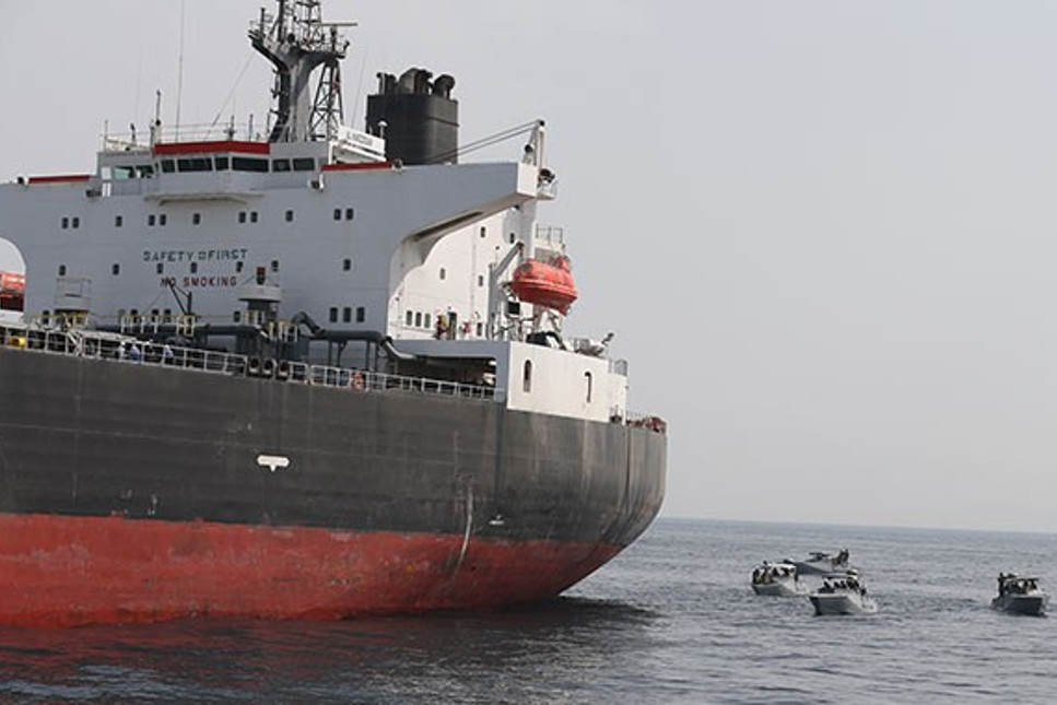 Hürmüz Boğazı’nda “Tankere saldırı” haberi petrol fiyatını fırlattı!