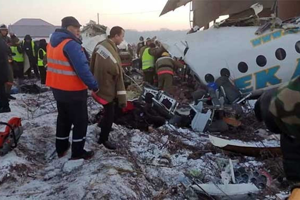 İçinde 100 yolcu bulunan uçak evin üstüne düştü, 12 kişi hayatını kaybetti
