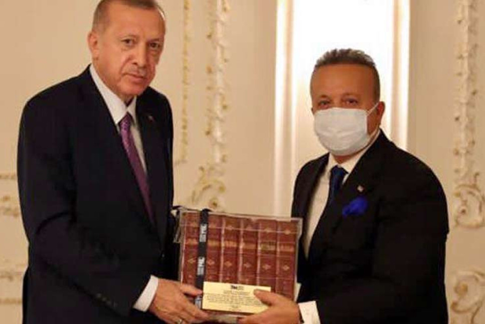 İhracatçılar, Cumhurbaşkanı Erdoğan'a 129 yıllık eser takdim etti