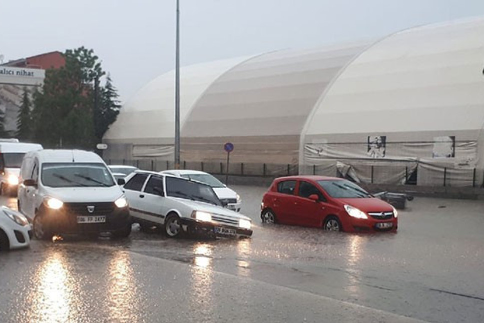 İki saat yağmur yağdı, Ankara felç oldu