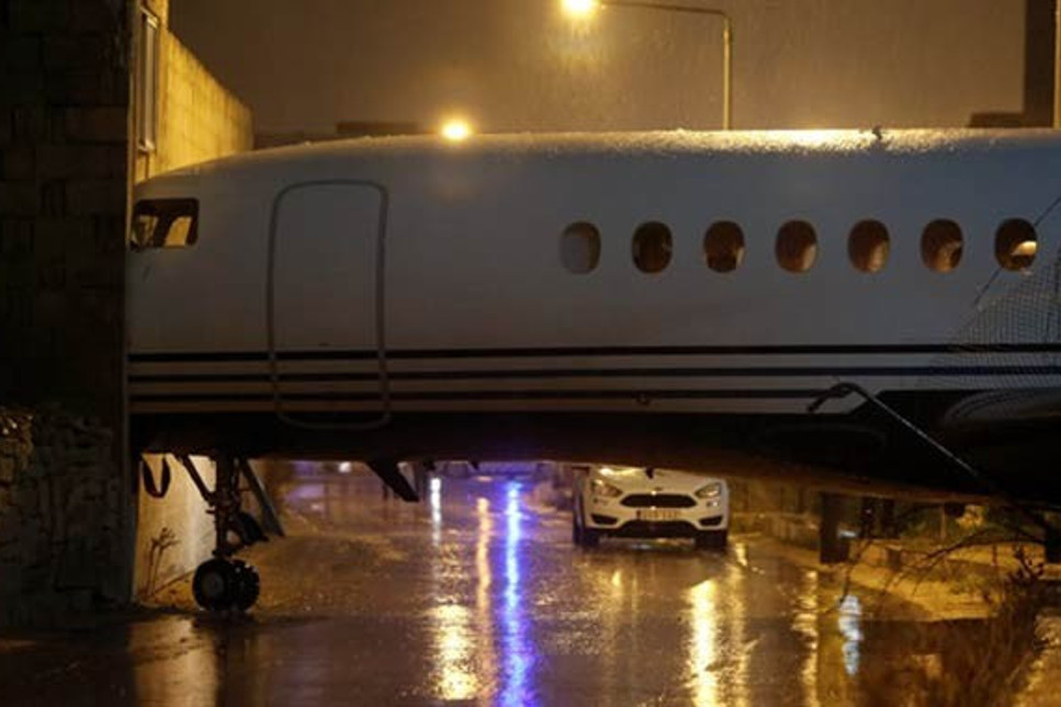 İlginç kaza: Uçak binaya daldı