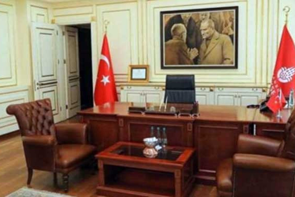 İlk icraat Atatürk'ü indirmek oldu