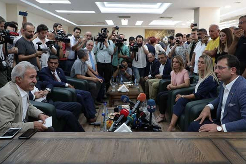 İmamoğlu'ndan görevden alınan belediye başkanlarına ziyaret: Bedelini en ağır şekilde öderler