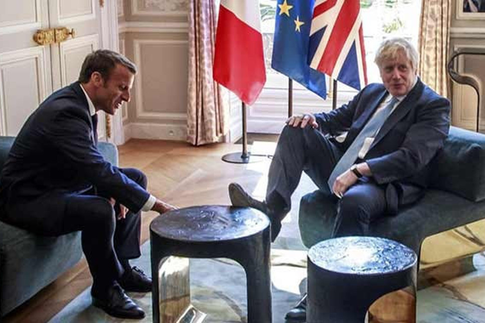 İngiltere’nin yeni Başbakanı Johnson, Macron'un karşısında ayağını uzattı