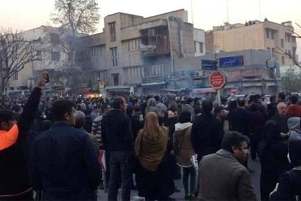 İran karıştı: Gösterilerde iki kişi öldü