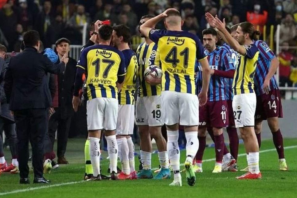 İrfan Can Kahveci atıldı, Fenerbahçe 10 kişi kaldı