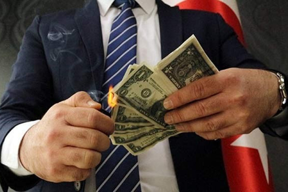Düğününde dolar saçan işadamı, ABD'yi protesto için dolar yaktı