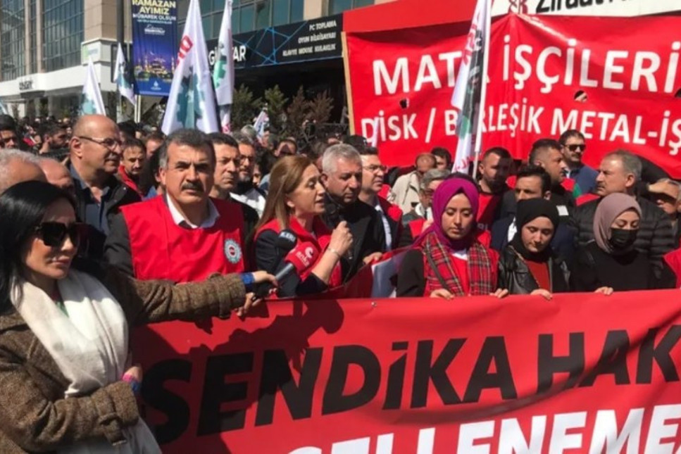 İstanbul’da sendikalı oldukları için işten çıkarılan ve 8 Mart 2023’ten beri fabrika önünde direnen Satera işçileri Cengiz Holding’in önünde eylem yaptı.