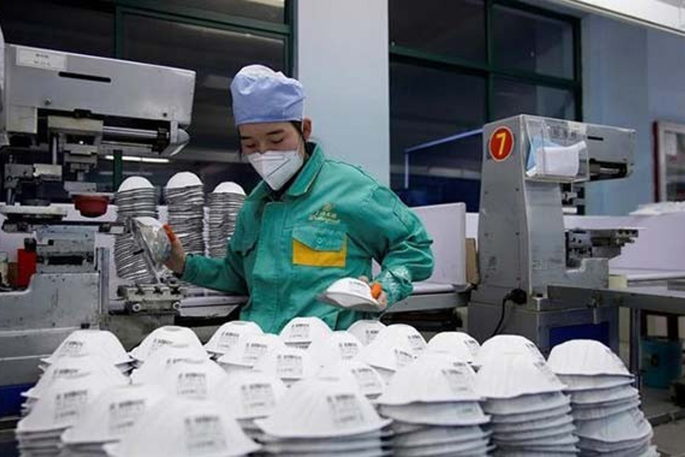 İşler değişti! iPhone fabrikasında maske, votka fabrikasında dezenfektan üretiliyor