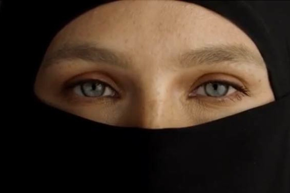 İsrailli süper model Bar Refaeli burka giydi
