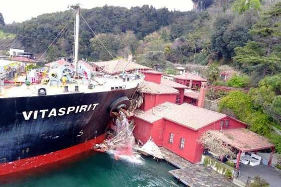 İstanbul Boğazı'nda kaza: Gemi Tarihi Hekimbaşı Salih Efendi Yalısı'nı ezdi, geçti...
