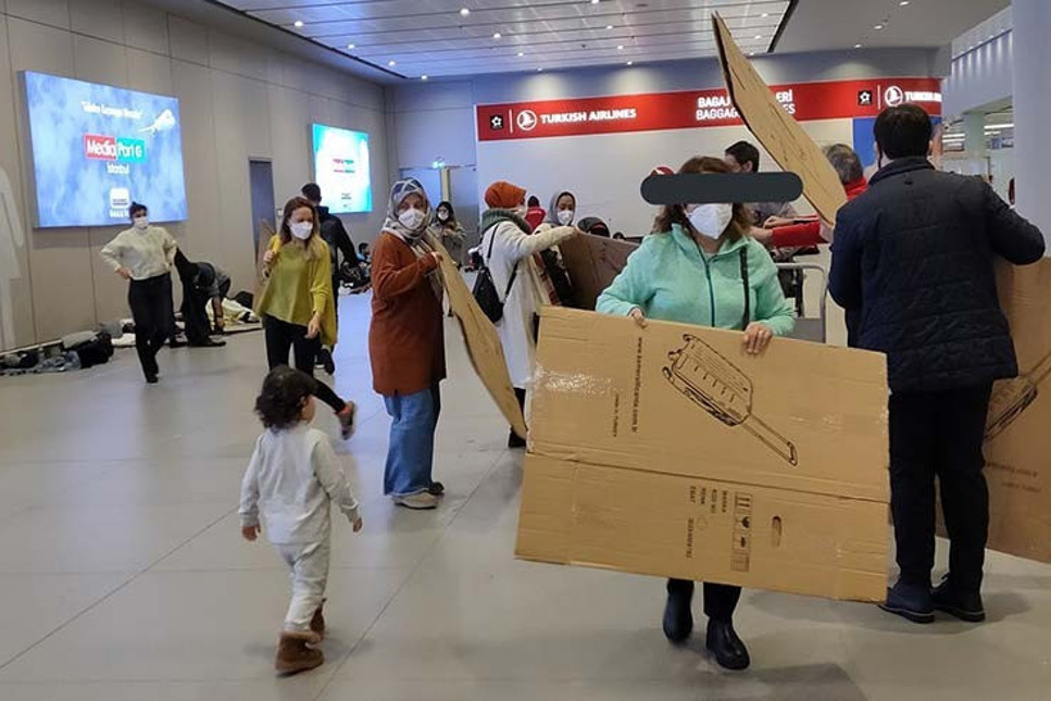 İstanbul Havalimanı'nda mahsur kalan yolculara yatmaları için karton dağıtıldı
