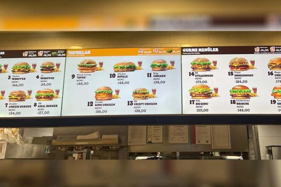İstanbul Havalimanı'nda yemek fiyatları uçuşa geçti; Tavukburger 144 TL'ye satılıyor