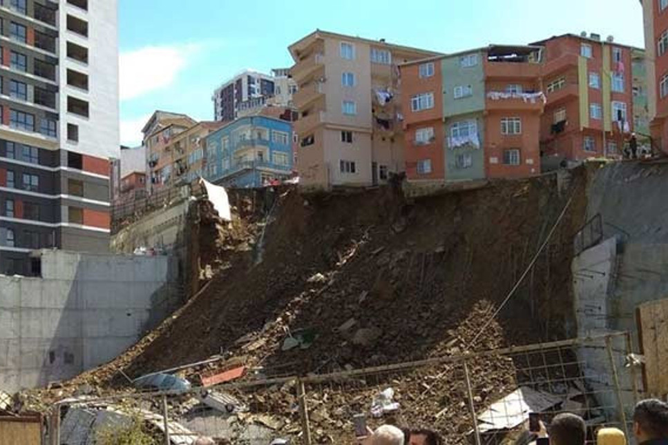 İstanbul Kağıthane'de 4 katlı bina canlı yayında çöktü