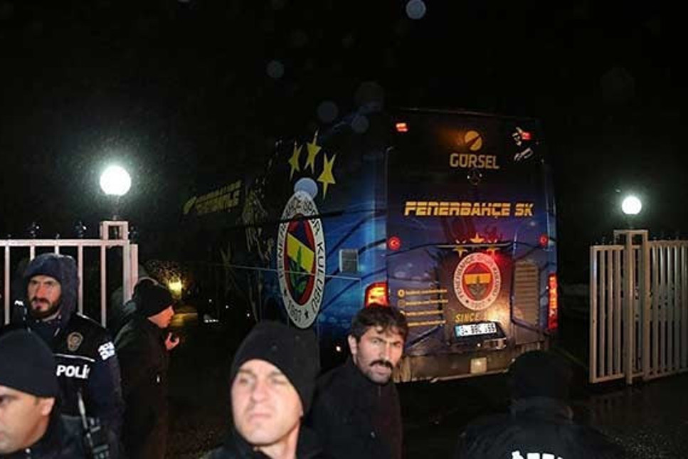 İstanbul'a otobüsle ulaşan Fenerbahçe kafilesi protestoyla karşılandı