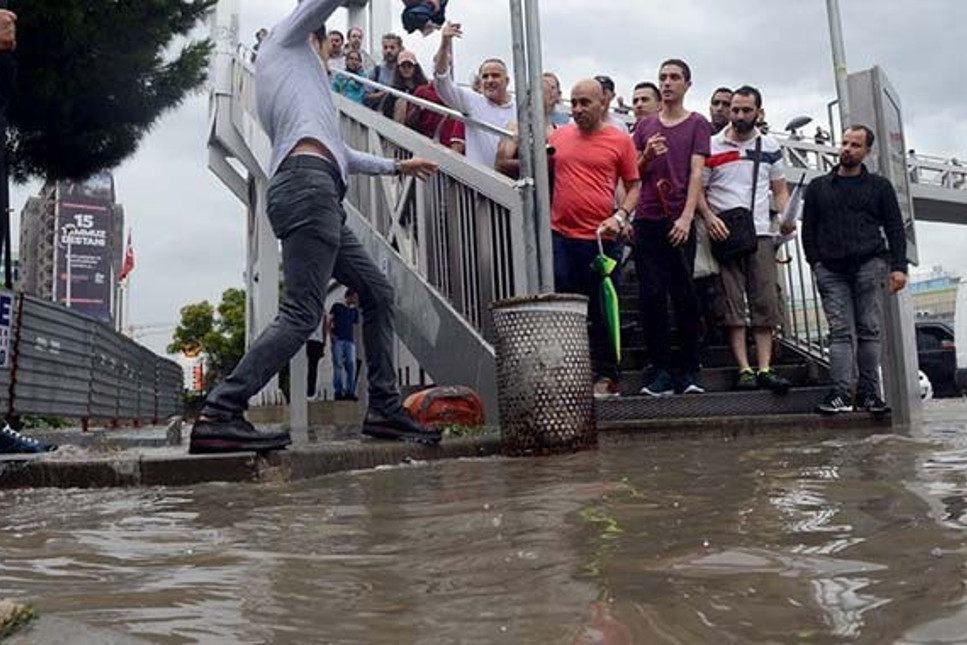 İstanbul'da 32 yılın en yağmurlu günü, 2 saatte 6 bin 726 yıldırım düştü!