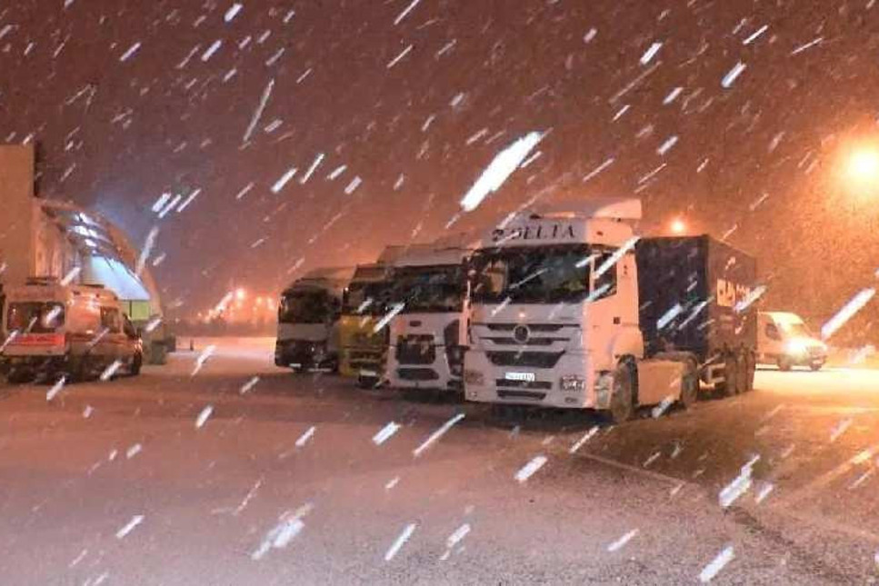 İstanbul’da kar başladı; kamyonlara yasak geldi