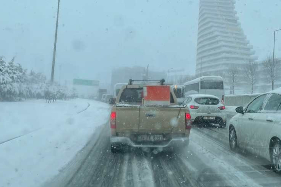 İstanbul'da kar etkisini artırdı: Mahmutbey'de araçlar yine yollarda kaldı