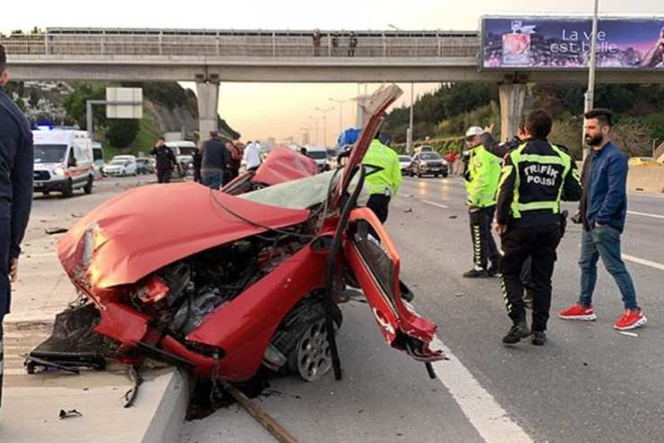 İstanbul'da korkunç kaza: Otomobil ikiye bölündü; 1 ağır yaralı