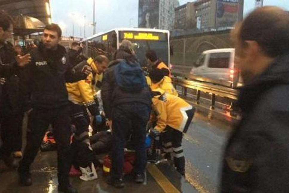 İstanbul’da metrobüsün çarptığı yolcu hayatını kaybetti
