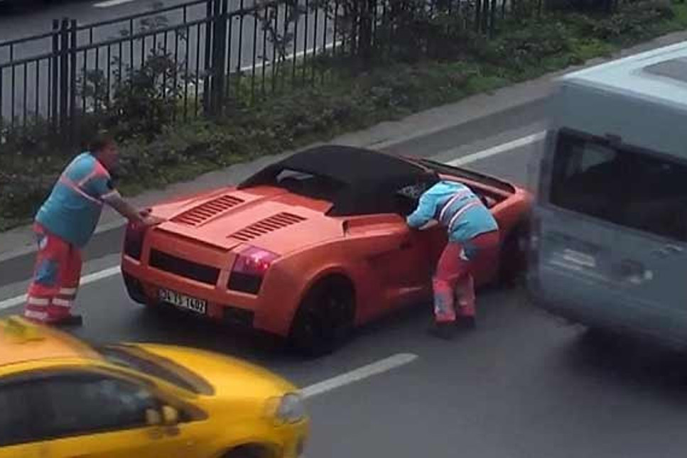İstanbul'da sıradan birgün... 3.5 milyonluk Lamborghini yolda kaldı, İBB ekibi yetişti..