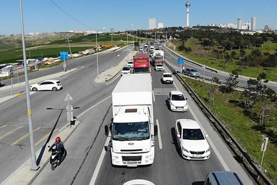 İstanbul'da yazlıkçılar yola çıktı, trafik kilitlendi