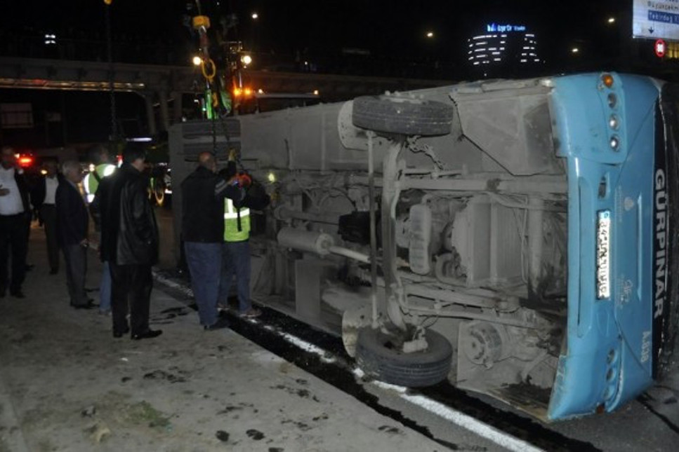 İstanbul'da zincirleme kaza: Halk otobüsü devrildi...