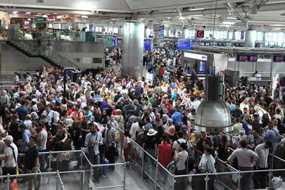 İstanbul'dan kaçıyorlar: Atatürk Havalimanı'nda yoğunluk...
