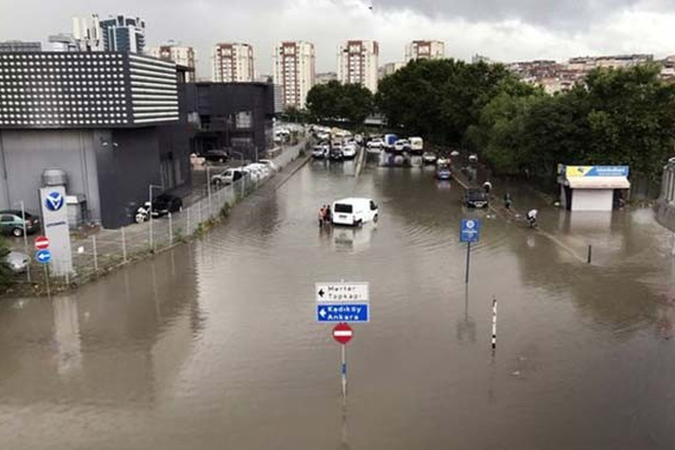 İstanbul, şiddetli yağış ve fırtınaya teslim oldu, İBB bilançoyu açıkladı