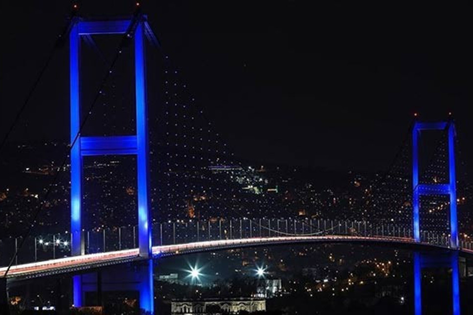 İstanbul'un kuleleri ve köprüleri, Dünya Su Günü için maviye büründü