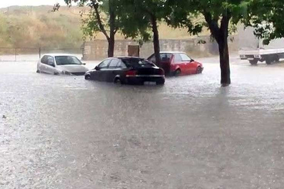 İstanbul yağışa teslim! Araçlar mahsur kaldı, evleri su bastı