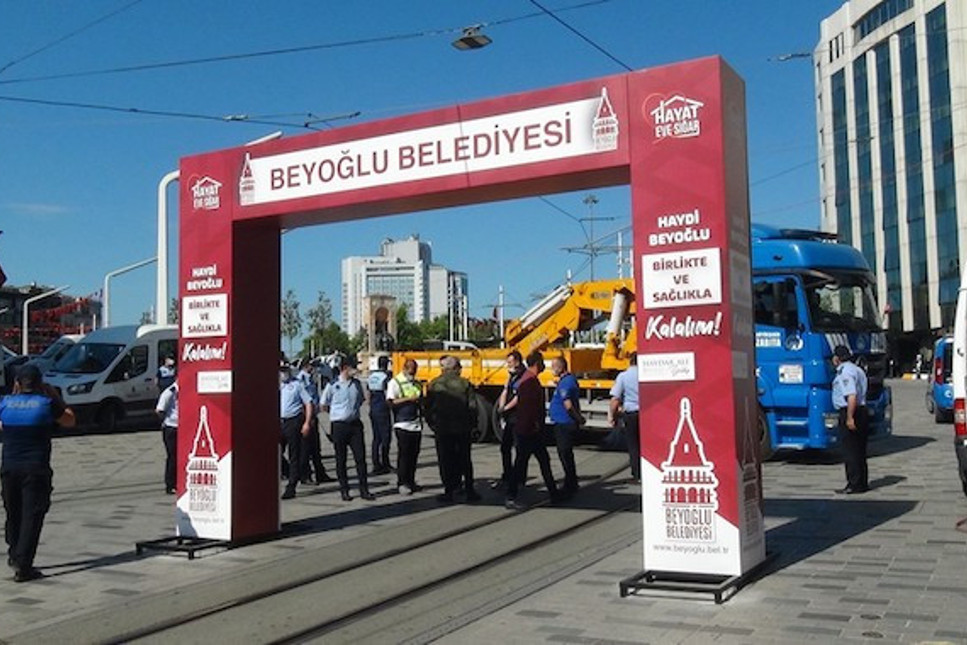 İstiklal Caddesi’nde İBB ve Beyoğlu Belediyesi zabıta ekipleri arasında gerginlik