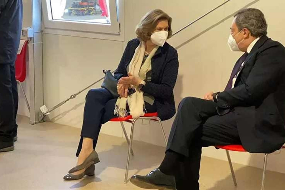 İtalya başbakanı ve eşi, Covid-19 aşısı için sıra beklerken görüntülendi