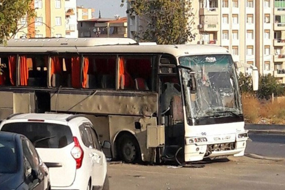 İzmir’de servis aracına bombalı saldırı