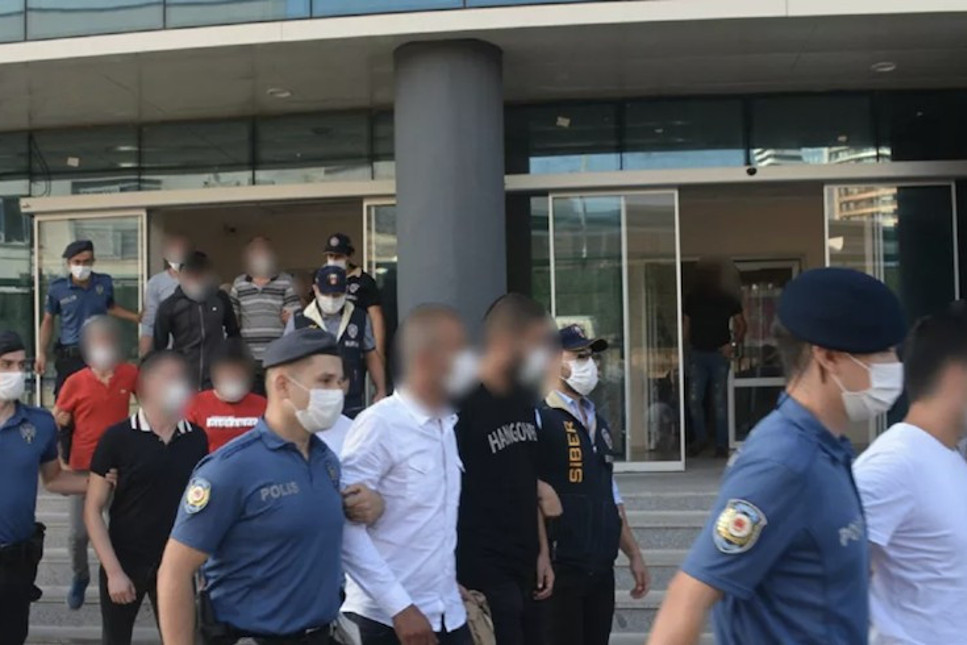 İzmir depremiyle ilgili paylaşımları nedeniyle 10 kişi gözaltına alındı, 2 kişi tutuklandı
