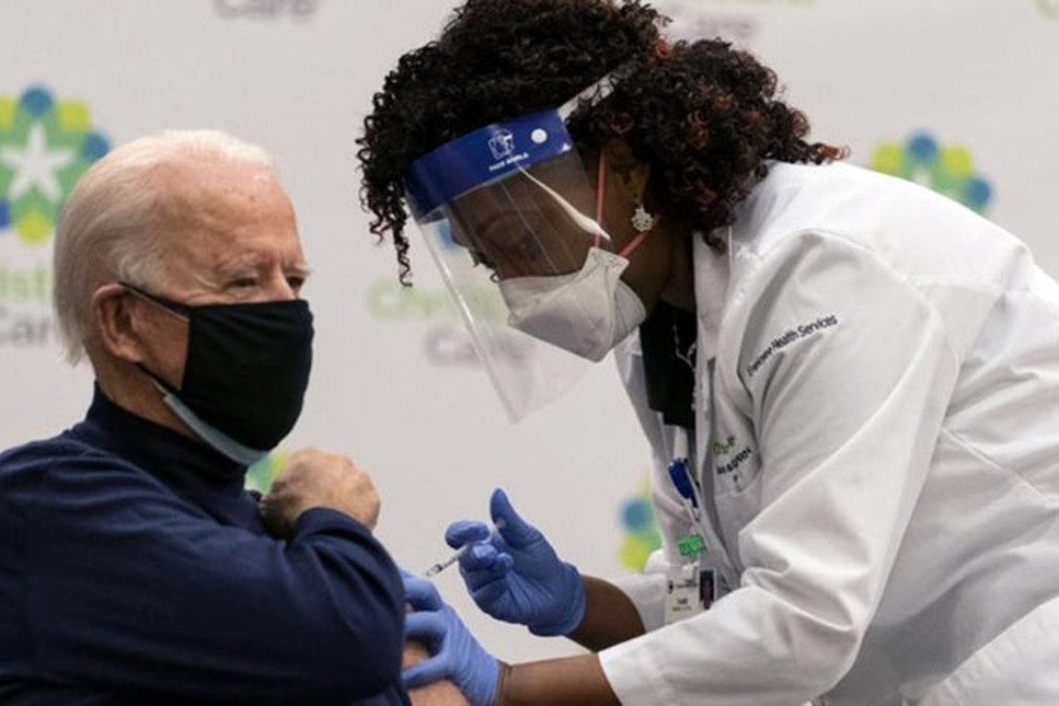 Joe Biden kameralar karşısında koronavirüs aşısı oldu