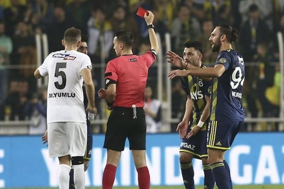 Kadıköy'de kırılma anı! Tolgay'a kırmızı kart ve penaltı